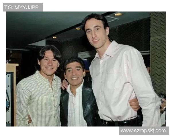 足球与篮球明星同框合影展现运动魅力与友谊的精彩瞬间