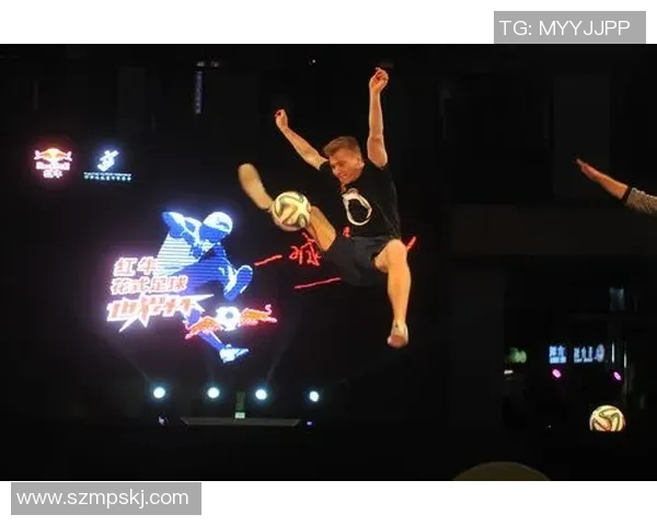 足球明星街头风采尽显炫酷瞬间引发热议与追捧的精彩图片合集